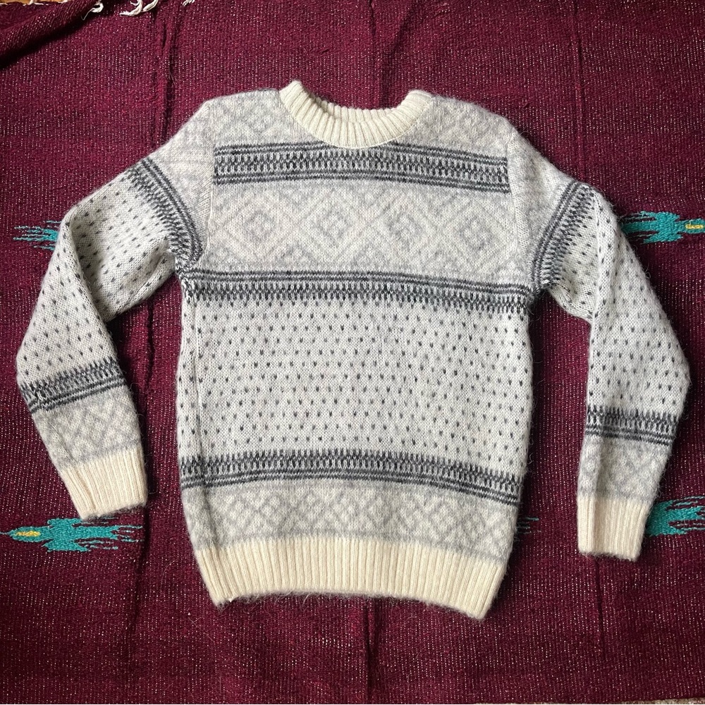 Elegant Cream and Gray Patterned Crewneck Sweater